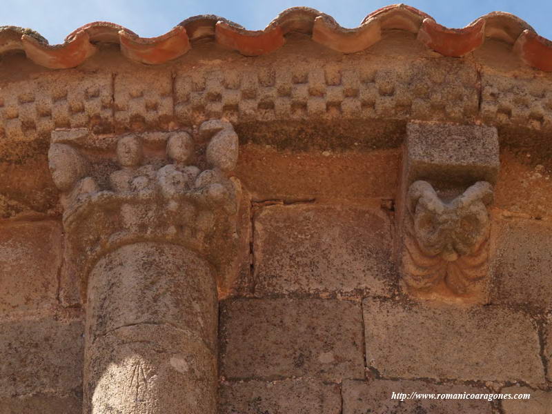 CANECILLO Y CAPITEL DE COLUMNA ABSIDAL